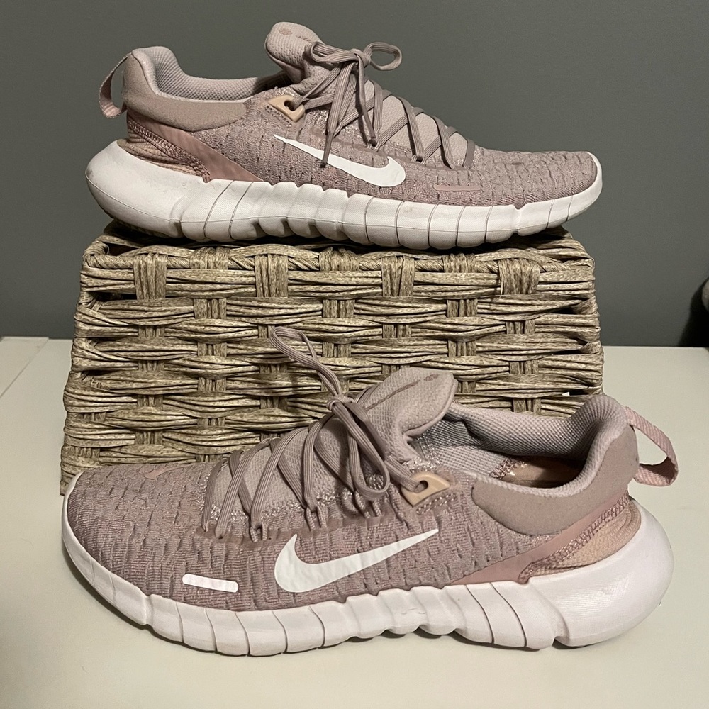 NIKE woman’s race shoes